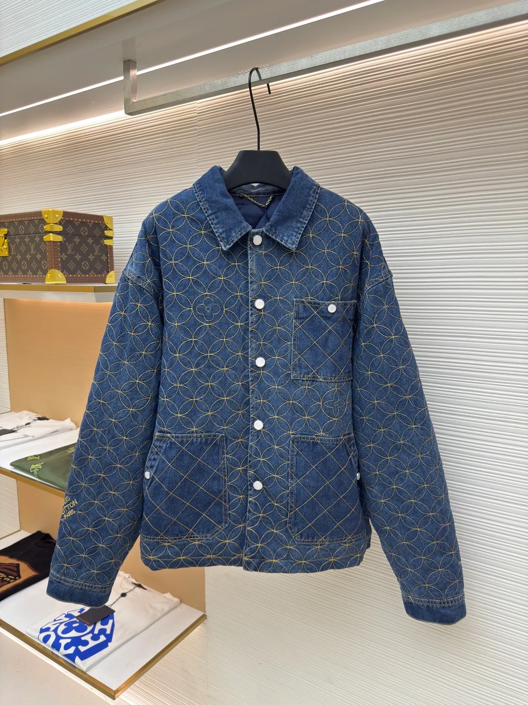LOUIS VUITTON nigo boot thread embroidered denim jacket ●Authentic product: purchased and developed by 32609 ●Item number: 1680652-B60 ●Fabric: denim fabric ●Technology: jacquard embroidery production ●Version: fitted version ●Weight: about 1210 grams ●Size: 46-48-50-52 ●Description: Using embroidery pattern stitching, the rice grain full-frame embroidery process is characterized by using fine embroidery techniques to evenly and densely embroider patterns or patterns similar to the size of rice grains on the entire embroidery to achieve full coverage, exquisite and delicate visual effects. During embroidery, the use of stitches and embroidery threads forms small units similar to rice grains. These units are closely arranged to form the overall pattern. The craftsmanship is quite complex, giving people an artistic visual enjoyment. The inner cover is pieced together, and the one that comes into contact with the skin is cotton. The process is cumbersome and synchronized with the original version. The flat nails and door sill buttons are clearly and delicately engraved, the environmentally friendly electroplating adopts a bronze opening and closing design, the back waist leather plate has an iron-moulded pattern with contrasting colors, and is made of genuine first-layer cowhide suede. A full set of new accessories are customized simultaneously, and the details are handled perfectly. The skateboard has a straight design, a loose cut, wide and stylish, focusing on the comfort and freedom of wearing the upper body. Compatible with the same series, exclusive product. The overall wiring is straight and delicate, the fabric is comfortable and soft, and the color is consistent without color difference. It can be matched with the same style to create a fashionable look and control various occasions. Customized accessories, complete with three standards, same style for men and women!
